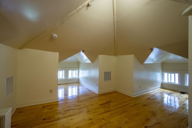 Building Photo - Available 8/1/26 - Single Family Home With...