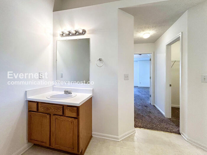 Building Photo - 218 Copperbend Dr SE