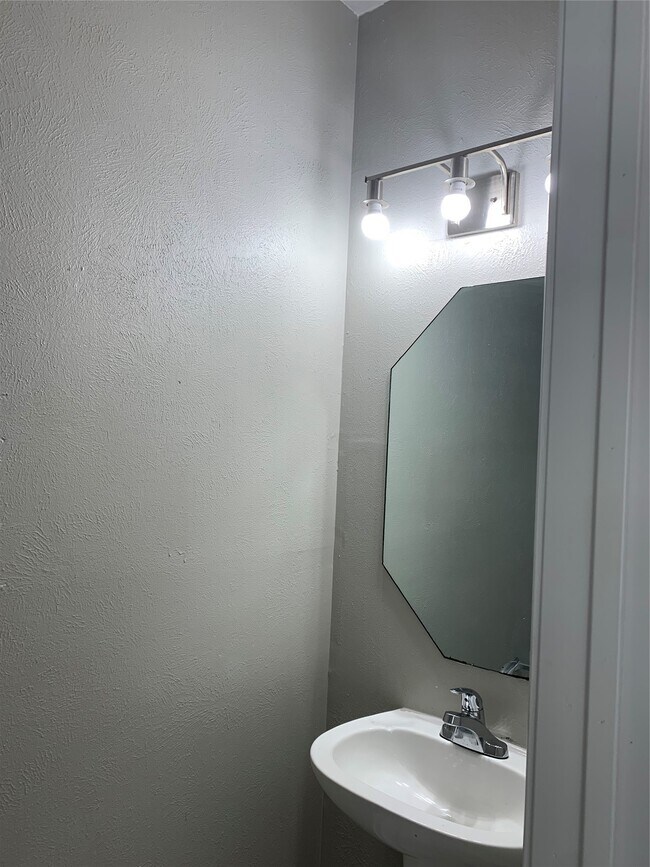 Building Photo - 4018 Timber Corner