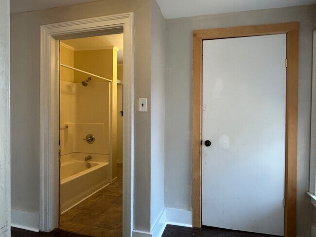 Building Photo - 114 S Melcher St