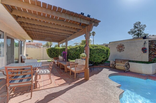Building Photo - Discover this 4-bedroom, 2.5-bath historic beauty in the heart of Spring Valley, where Old Vegas ...