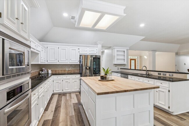 Building Photo - 23818 Pin Oak Dr