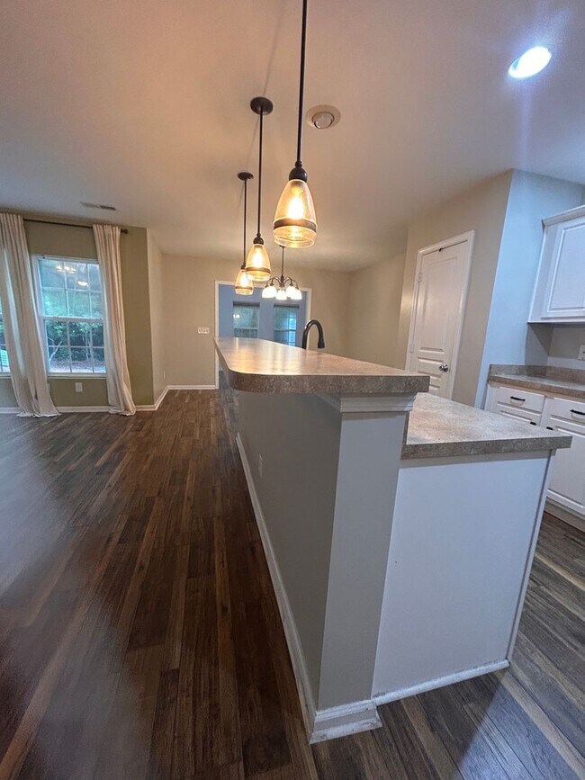 Building Photo - Amazing 3BR Townhome in The Pines at Charleston Park!