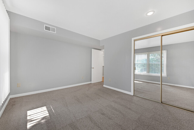 Building Photo - 102 Lantana Ln