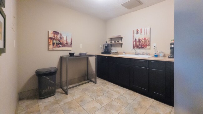 Building Photo - 3 Bed | 2 Bath | Downtown Condo | Garage Parking Included