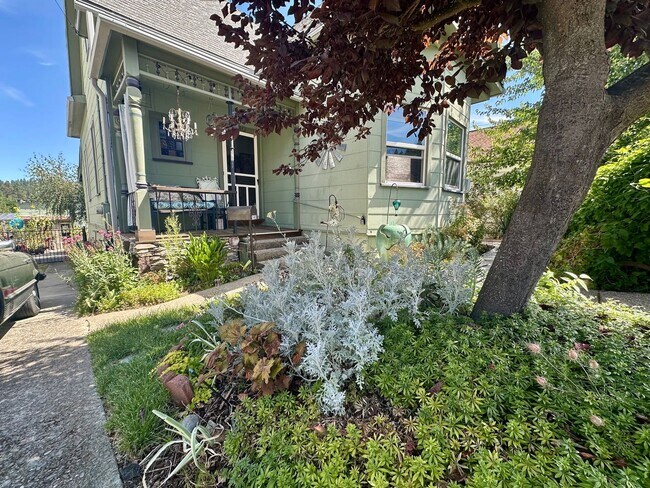 Building Photo - Completely Remodeled, Charming Victorian i...