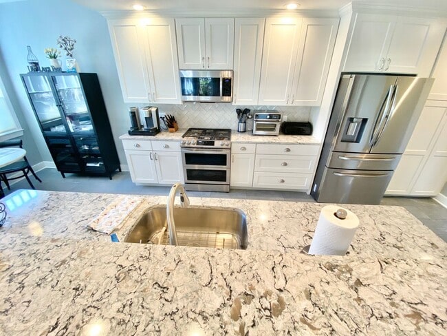 Building Photo - 3 Bedroom Home South Burlington Available ...
