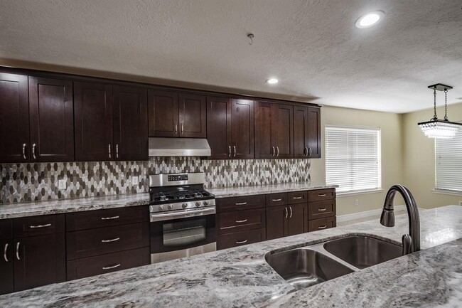 Building Photo - 5914 Shadow Creek Ct