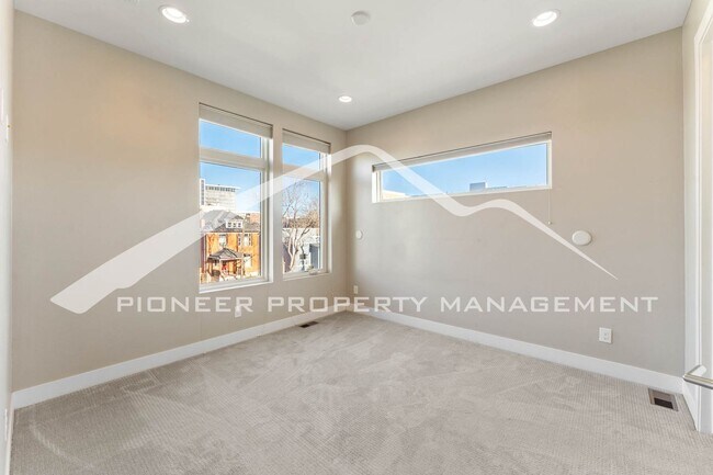 Building Photo - Fantastic Townhome with A Roof Top Patio, Attached Garage, and Central AC!