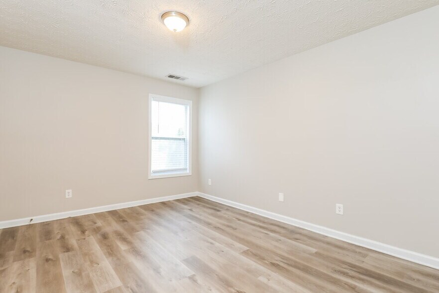 Building Photo - 2390 Village Green Dr