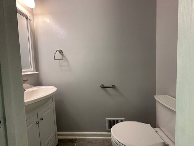 Building Photo - 2 bedrooms, 2.5 bathrooms