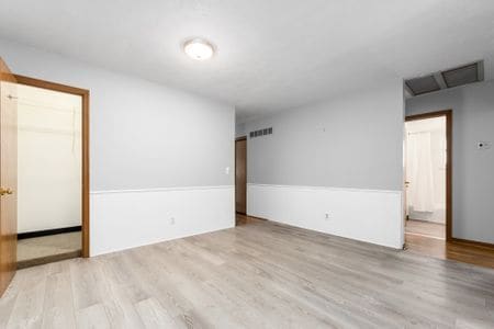 Building Photo - 5046 Heathmoor Dr