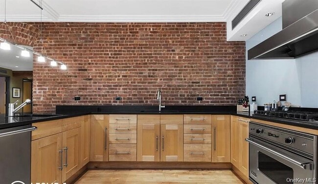 Building Photo - 500 Greenwich St