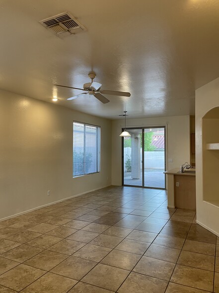 Building Photo - 1079 E Susan Ln