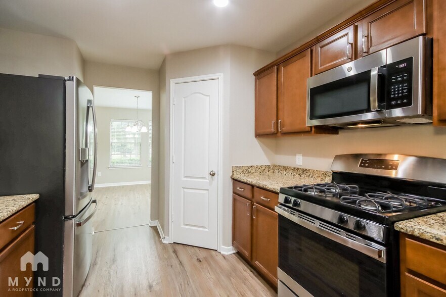 Building Photo - 2706 Sandberry Dr