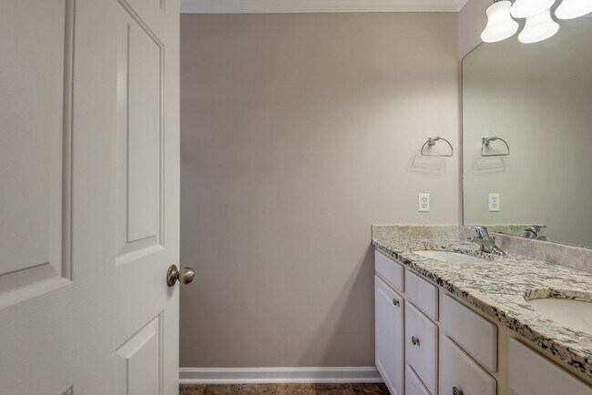 Building Photo - Beautiful Lenox Village Townhome!