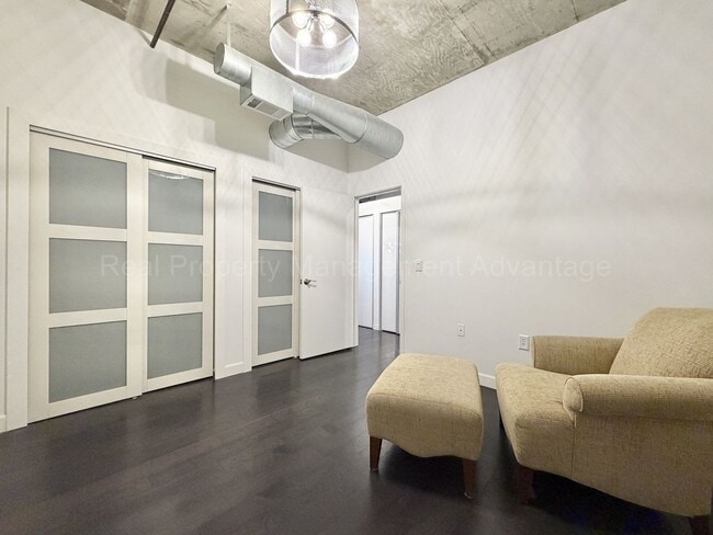 Building Photo - 2BR/2BA Skylofts Condo with Balcony & Garage Parking