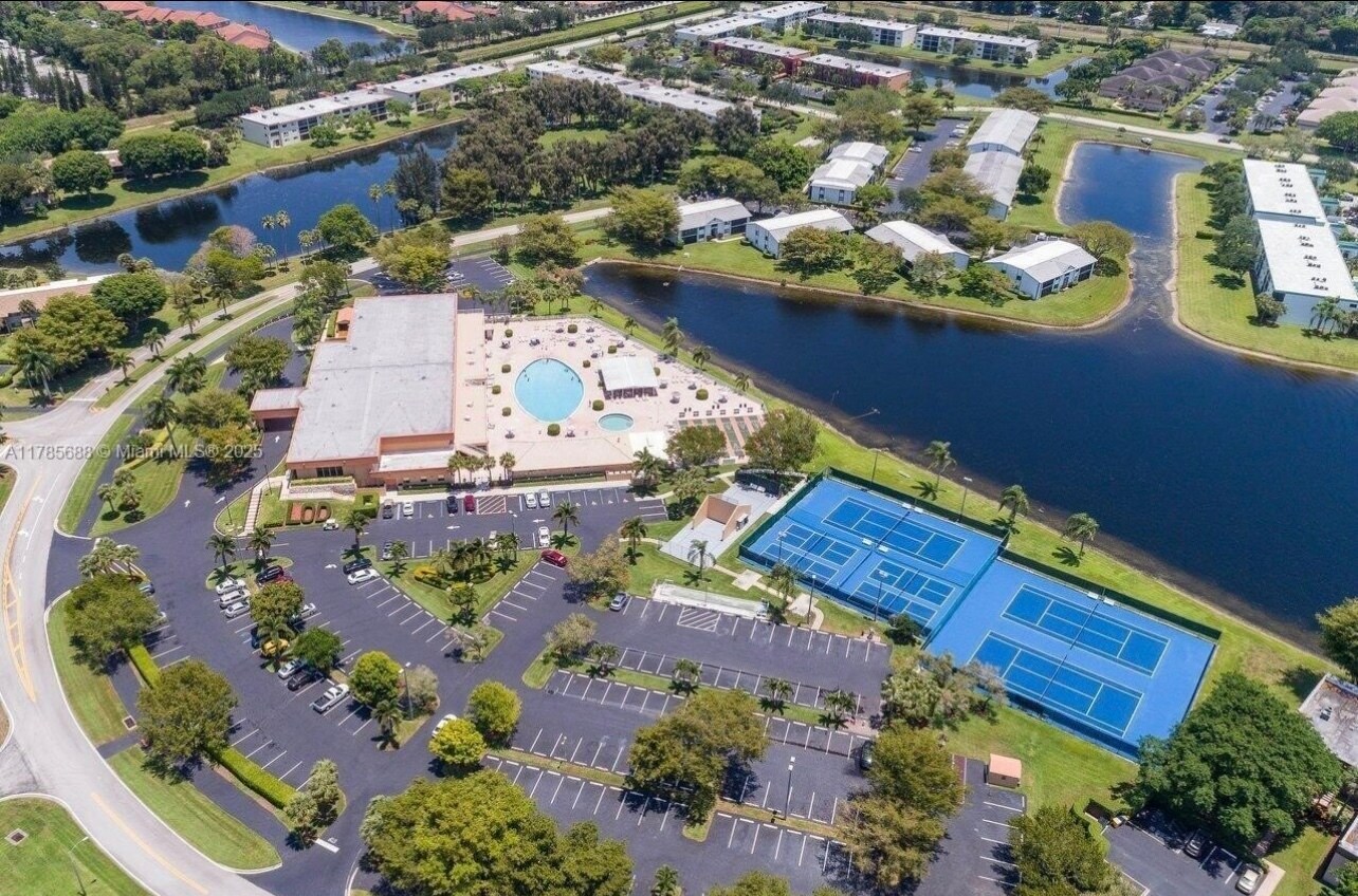 Building Photo - 15492 Lakes of Delray Blvd