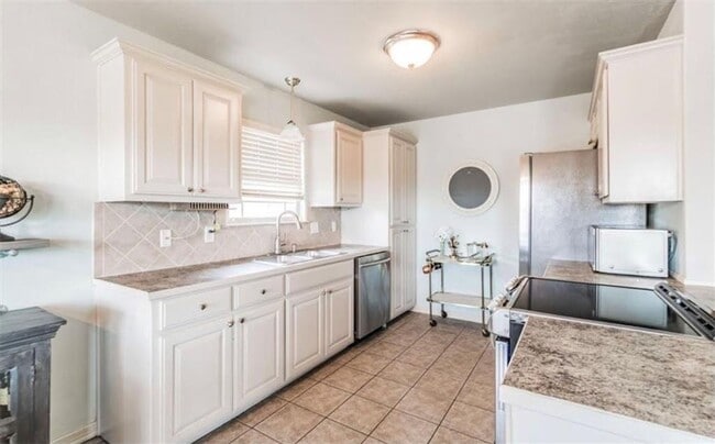 Building Photo - 3 bedroom 2 bath home in FAY, extra cared for, 2carG, fenced yard