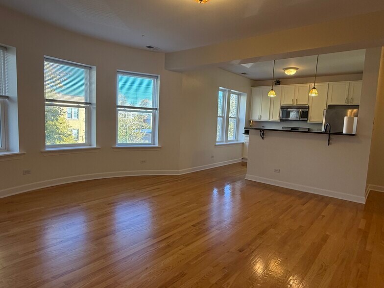 Building Photo - 6204 N Claremont Ave