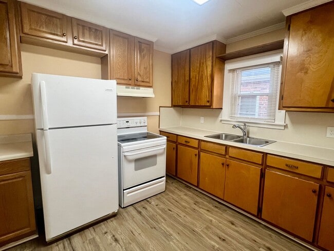 Building Photo - Two bedroom 1 bath house in Burlington