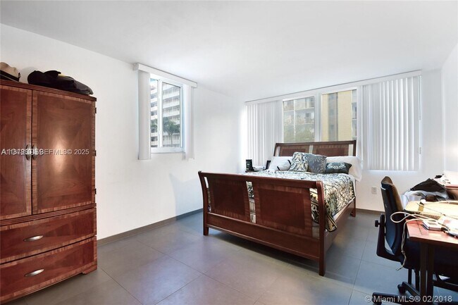 Building Photo - 1345 Lincoln Rd