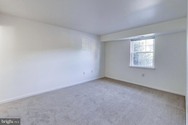 Building Photo - 862 College Pkwy