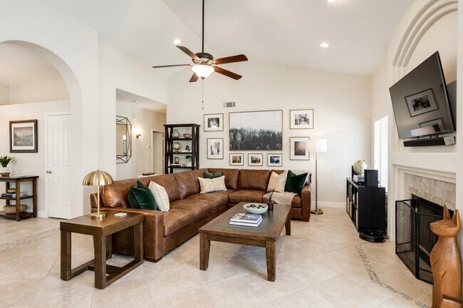 Building Photo - 13256 W Wilshire Dr