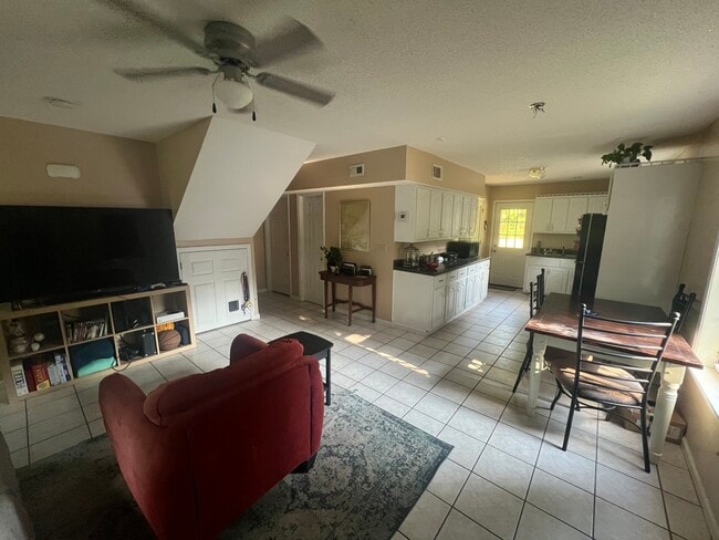 Building Photo - 2116 Harris Dr