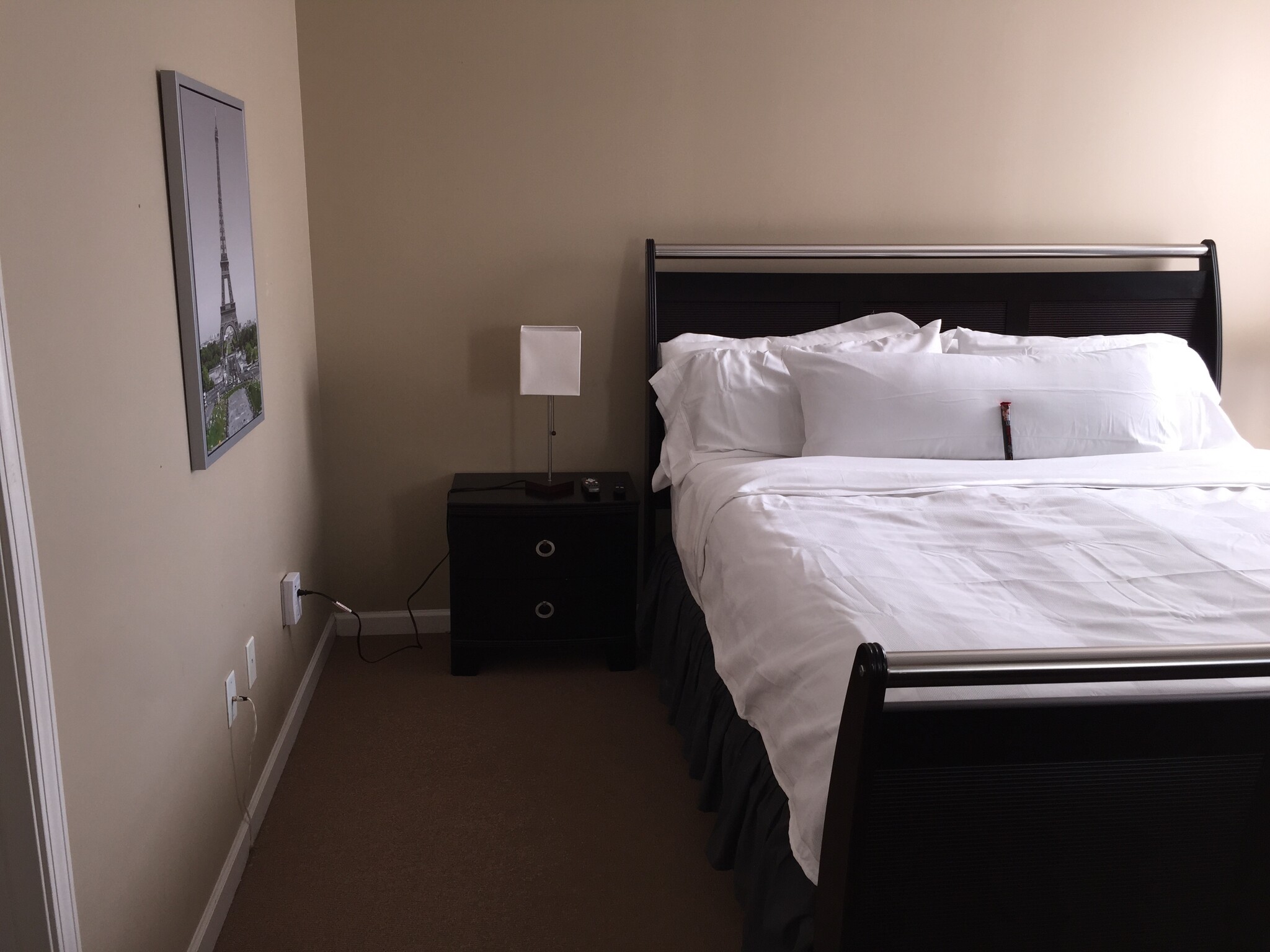 King-size bed - 400 17th Street Northwest