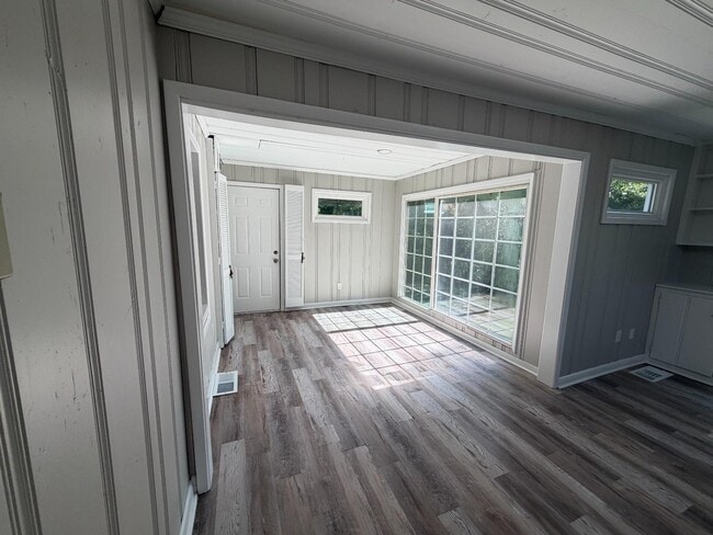 Building Photo - 1310 Martin St