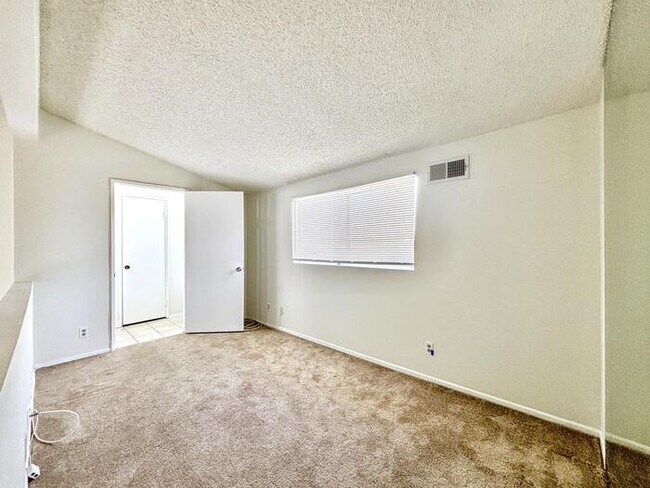 Building Photo - Lovely 2-Bed, 2-Bath Condo with Great Loca...