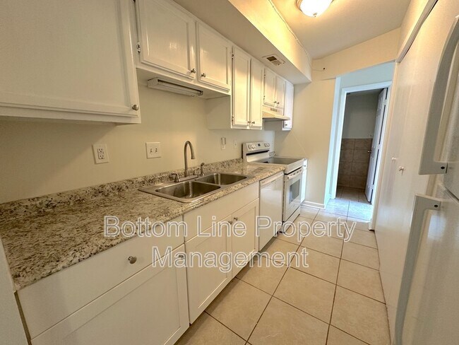 Building Photo - 6925 Stonington Ln