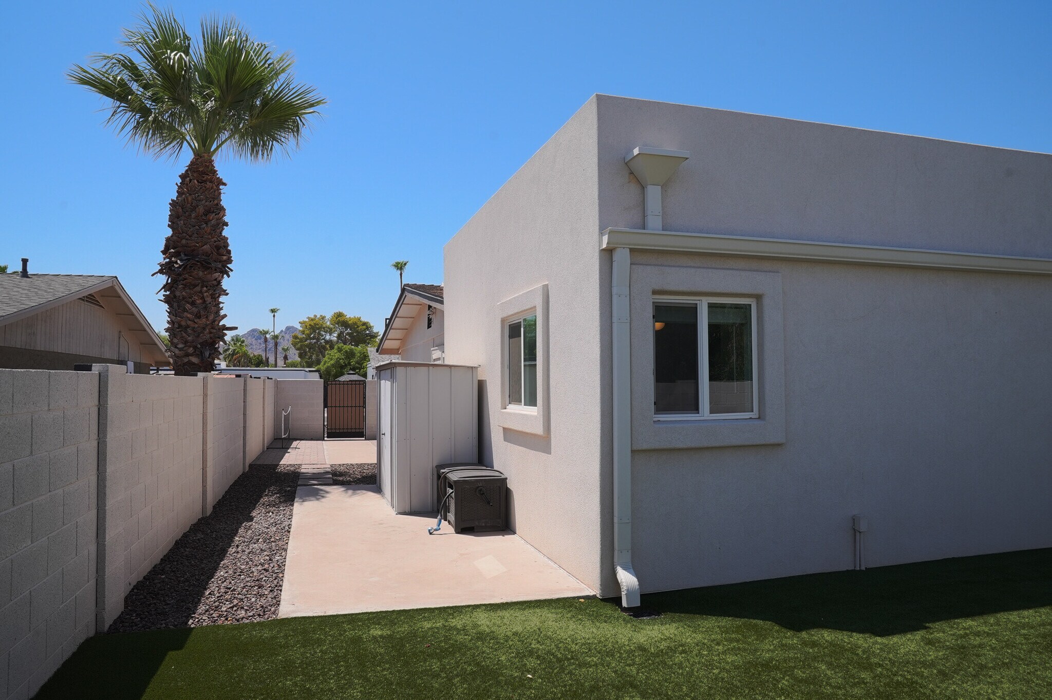 Building Photo - 2526 E Mercer Ln