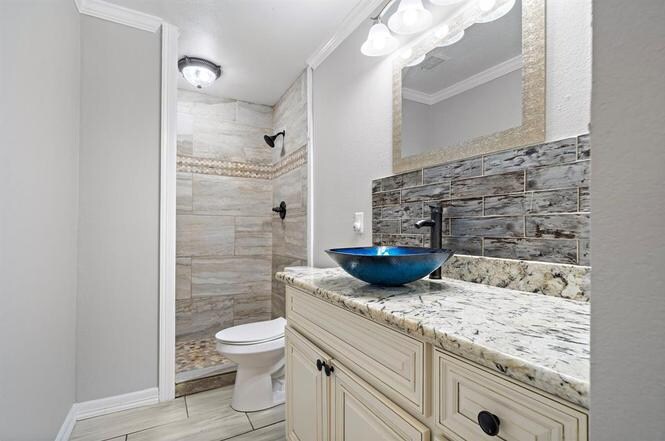 Building Photo - 118 E Tamarind St