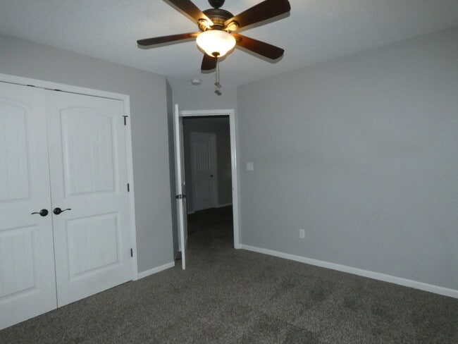 Building Photo - Beautiful Town Home!