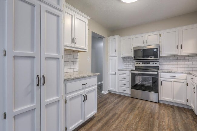 Building Photo - 6725 NW Hilldale Dr