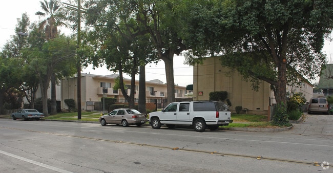 Building Photo - 1009 N Raymond Ave