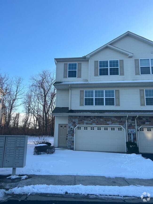 Building Photo - Spacious Townhouse on Mapleton Blvd.