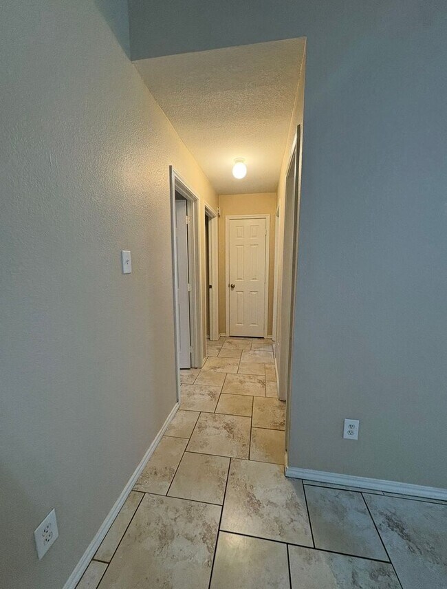 Building Photo - AVAILABLE NOW!!