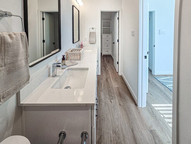 Building Photo - 203 Danna Ln