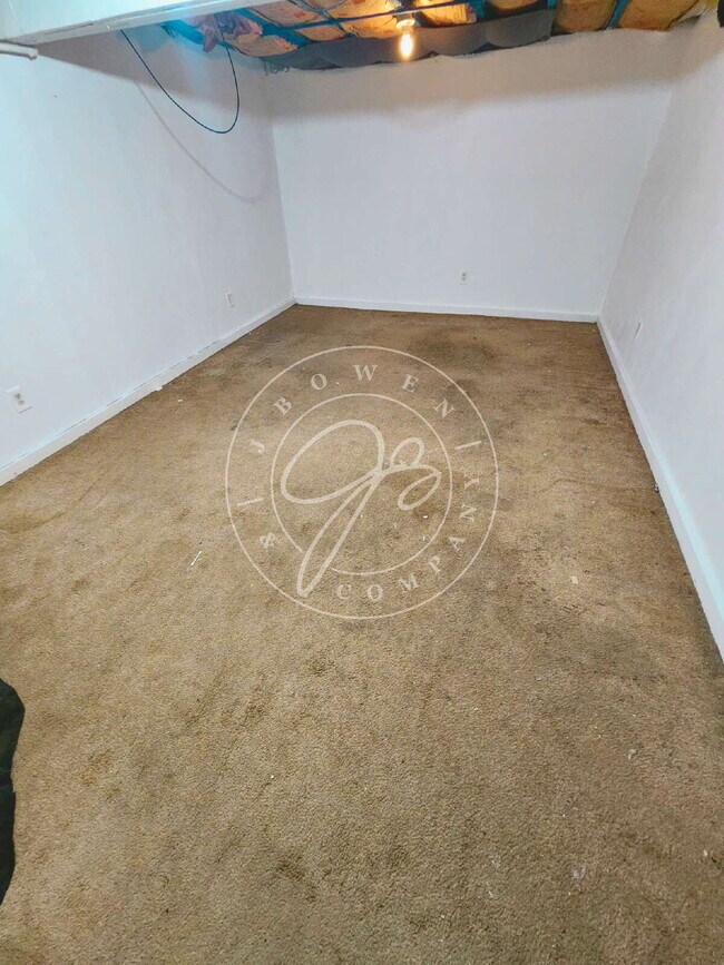 Building Photo - 2 bed with huge bonus finished room in basement!