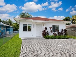 Building Photo - 3025 NW 23rd Ave
