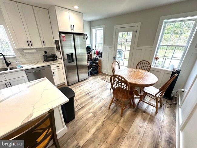 Building Photo - 842 E Cathedral Rd