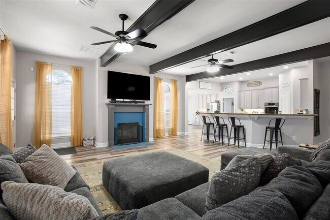 Building Photo - 617 Woodview Dr