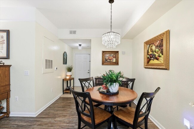 Building Photo - 2801 Chancellorsville Dr