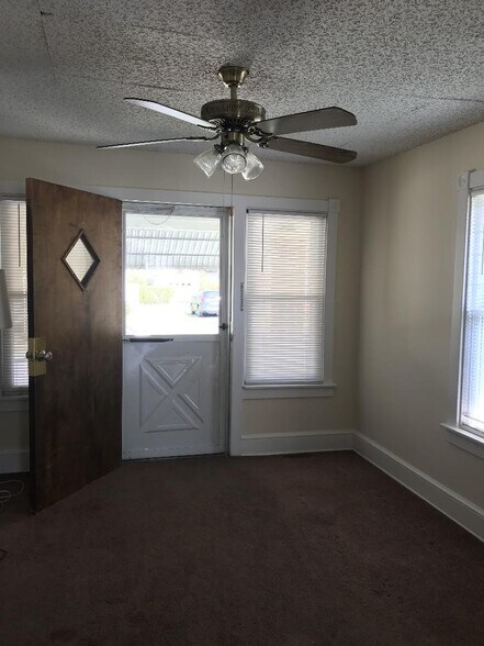 Building Photo - 13 Oak Ave