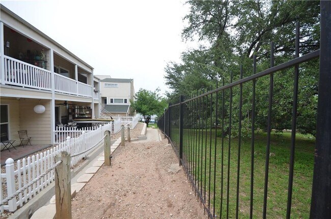 Building Photo - 1818 S Lakeshore Blvd