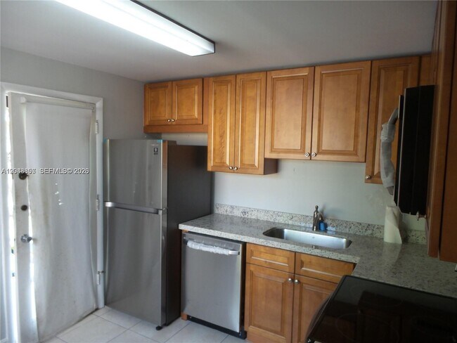 Building Photo - 10794 N Kendall Dr