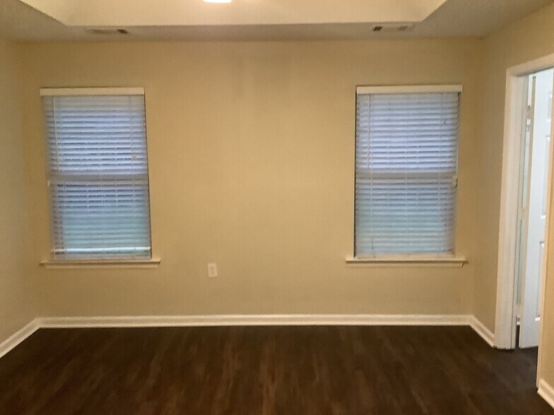 Building Photo - 108 Oak Grove Ln